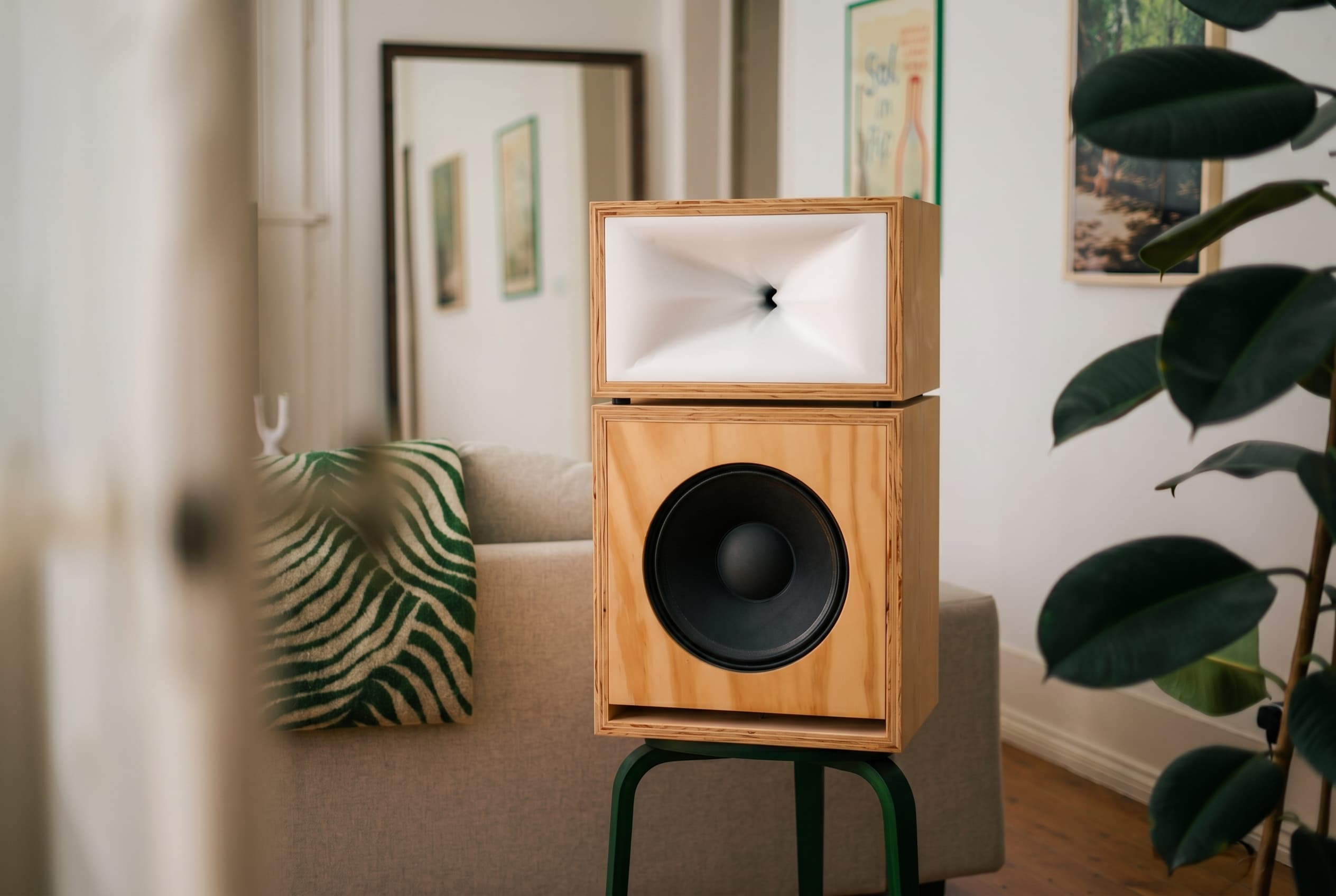 Floorstanding horn loudspeaker in a living room