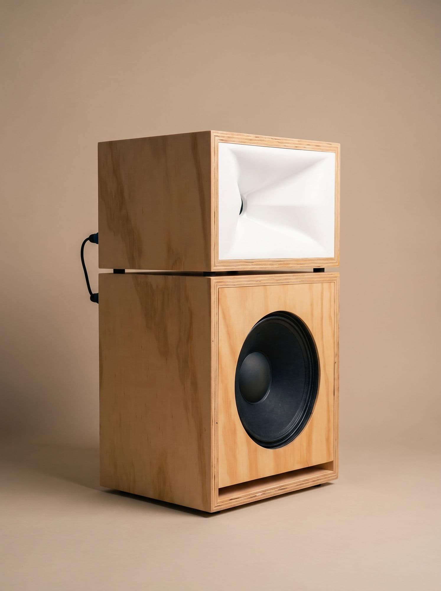Super horn in natural pine, studio